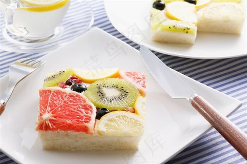 白色碟子上的水果蛋糕