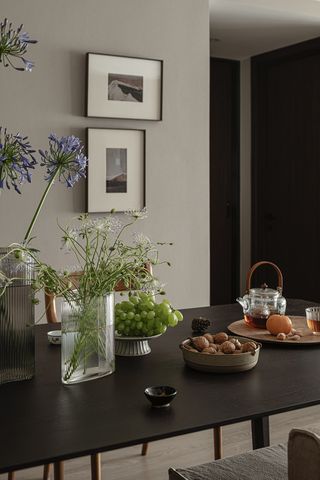 墙面装饰画框 室内设计桌面有水果鸡蛋果茶绿植等