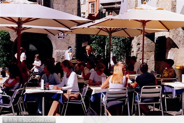 伞下喝茶聊天的人群