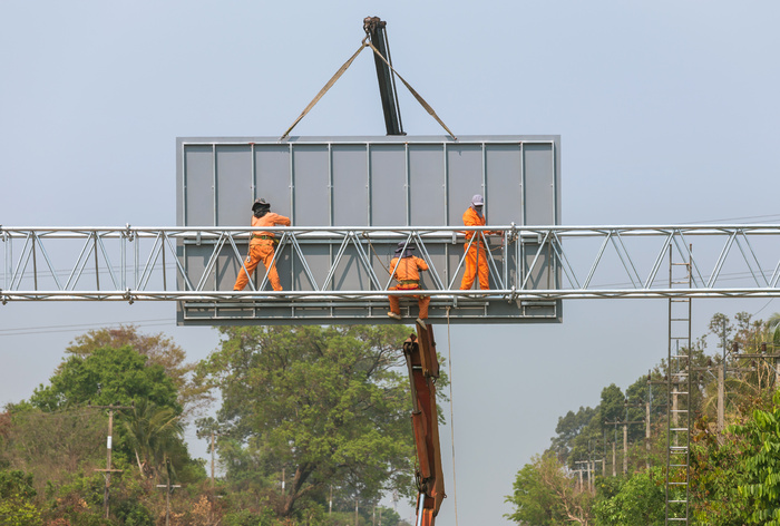 工人在高速公路上安装