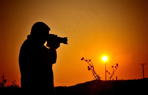 正在拍夕阳的职业人物剪影拿相机摄影师图片 正在拍夕阳的职业人物剪影拿相机摄影师图片