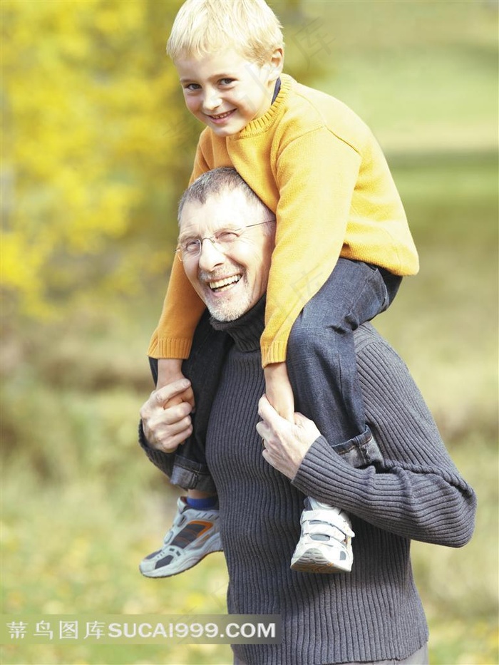 可爱小男孩坐着老人肩膀上特写