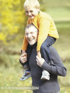 可爱小男孩坐着老人肩膀上特写