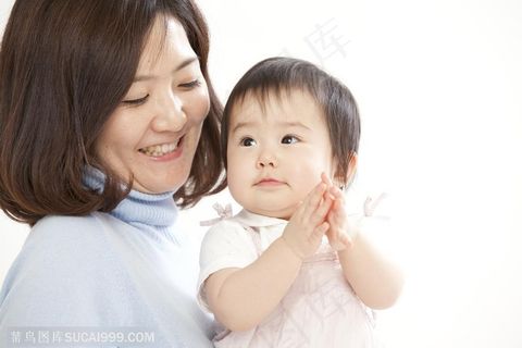 母婴用品广告元素 被妈妈抱着的宝宝开心鼓掌