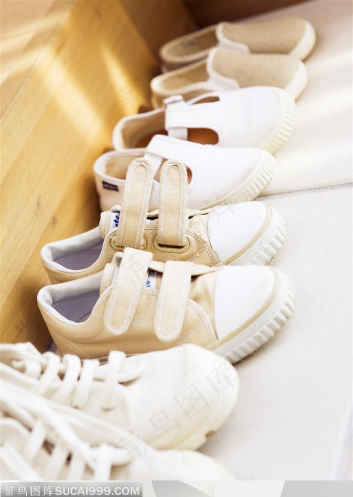 摆着家门口的一家人的鞋