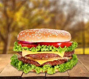 桌子上的牛肉汉堡 桌子上的牛肉汉堡