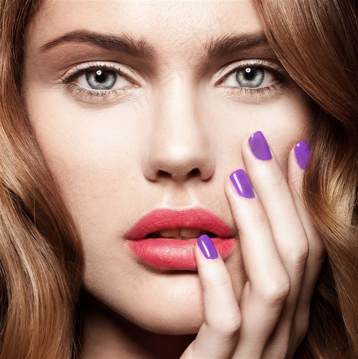 欧美美女与紫色纯色美甲