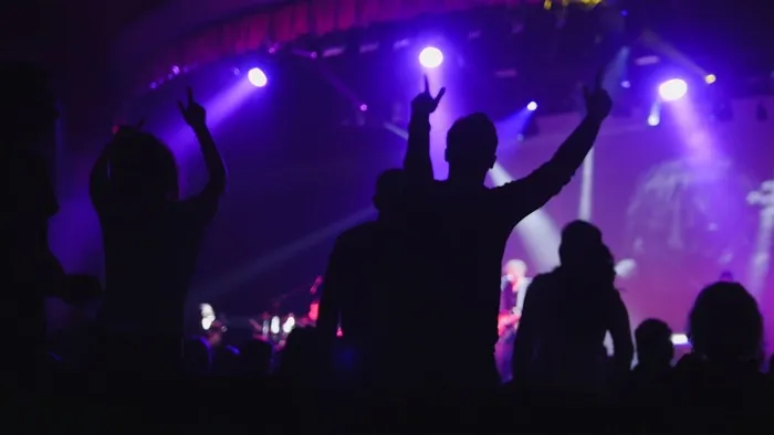 酒吧里舞动的人群剪影高清图片