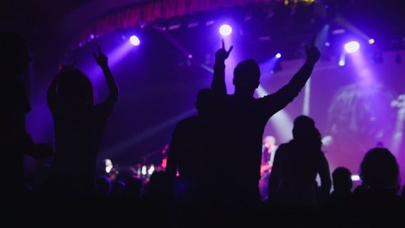 酒吧里舞动的人群剪影高清图片