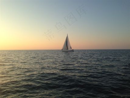 海上的帆船图片