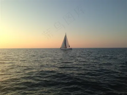 海上的帆船图片