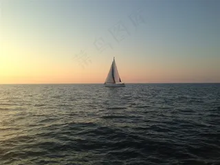 海上的帆船图片