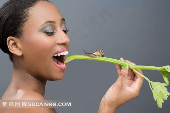 吃芹菜的美女素材