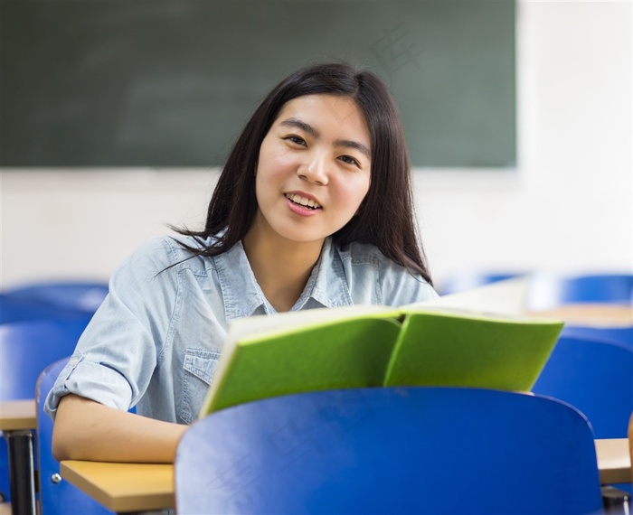 坐在教室里学习的学生图片