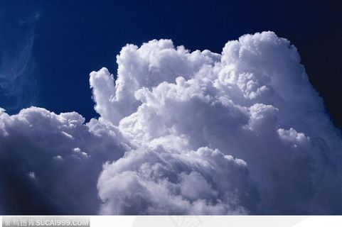 深蓝色天和成团的云