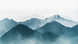 雾气云层遮掩的山脉摄影图