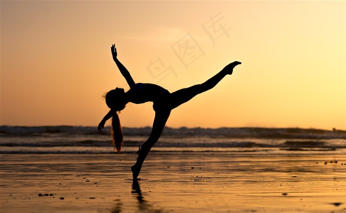 夕阳海边舞者图片