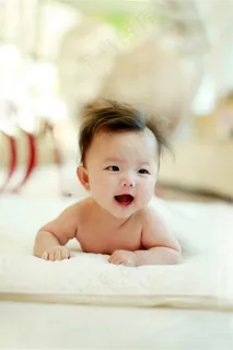 趴在床上开口笑的可爱小宝贝 趴在床上开口笑的可爱小宝贝