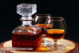 洋酒与盛酒的酒杯