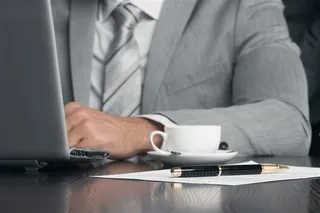 正在工作的商务人士和办公桌上的文件和咖啡高清图片