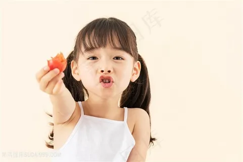 小女孩吃番茄
