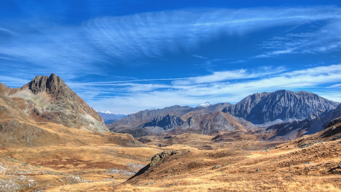 蓝天白云山峰树林风景