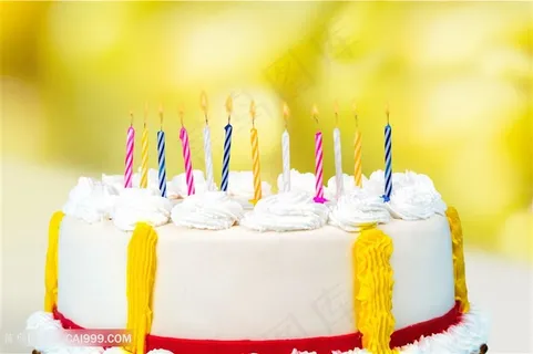 黄色背景白色生日蛋糕图片生日图片