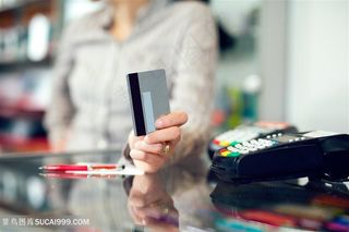 拿银行卡刷卡高清图片