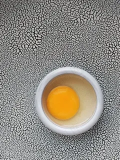 一颗装在白色碗里的蛋黄