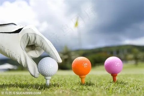 放高尔夫球的手和三种色彩的高尔夫