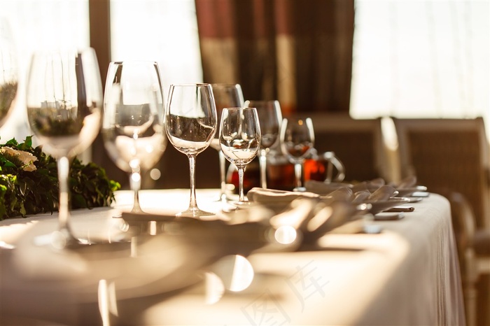 宴会桌上摆放整齐的高脚杯