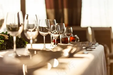 宴会桌上摆放整齐的高脚杯