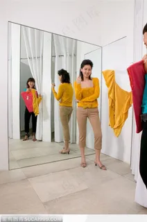 购物情境-镜前比较服装