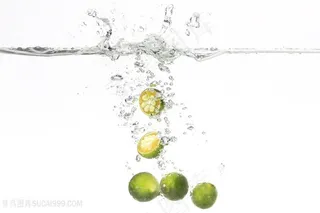 青柠青色柠檬沉入水底