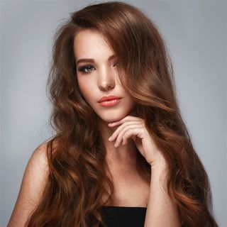 手撑下巴的美女高清图片