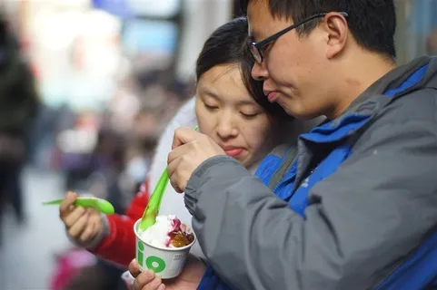 吃雪糕的情侣