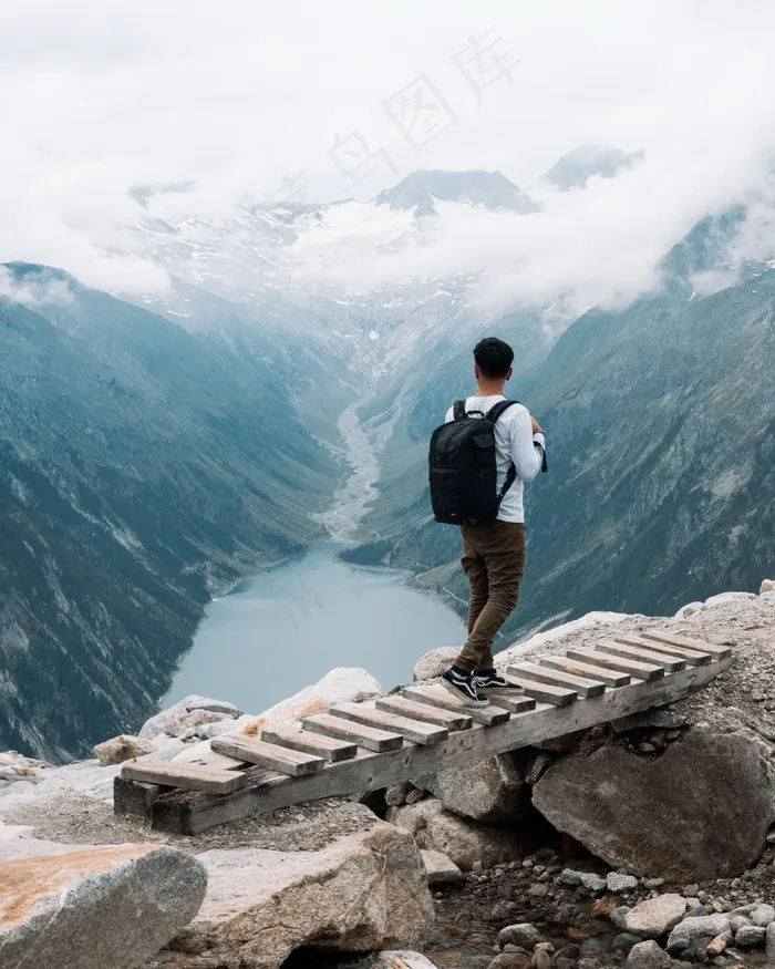 一个背包客背影图片