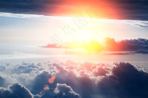 阳光下成片的云