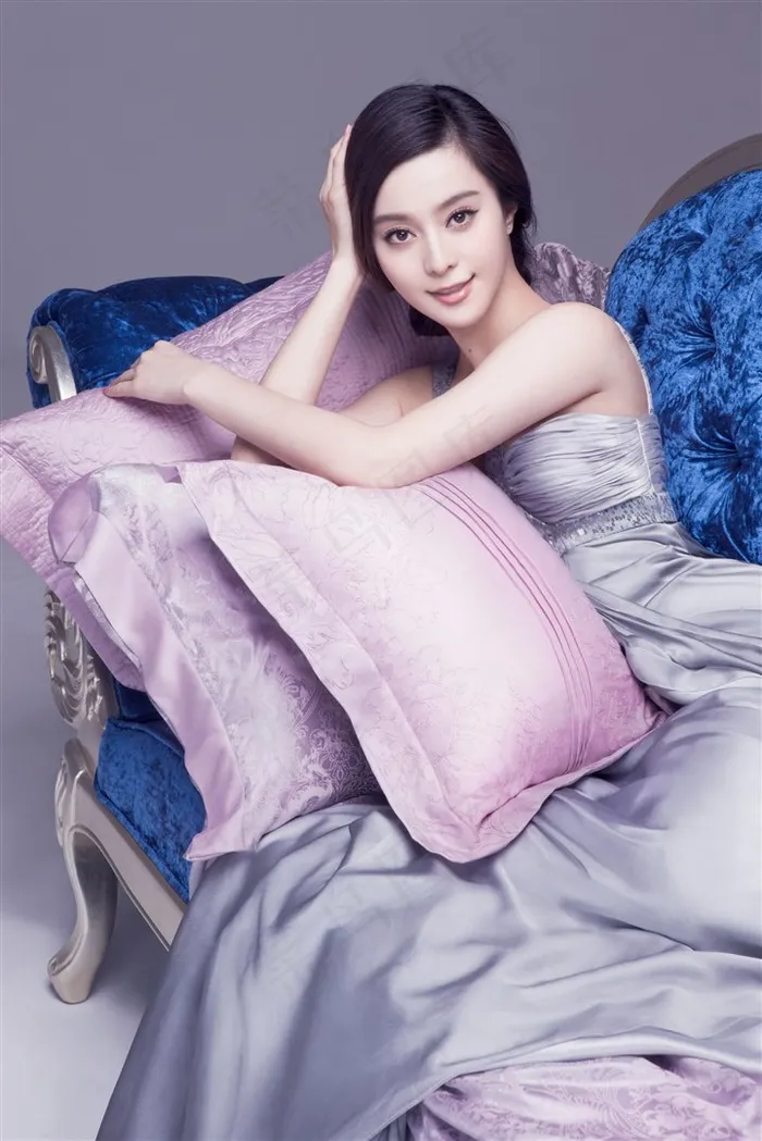 欧式沙发上坐着的美女范冰冰摄影高清图片