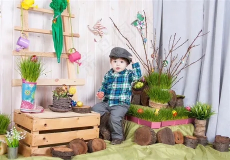 拿玩具坐着的外国儿童