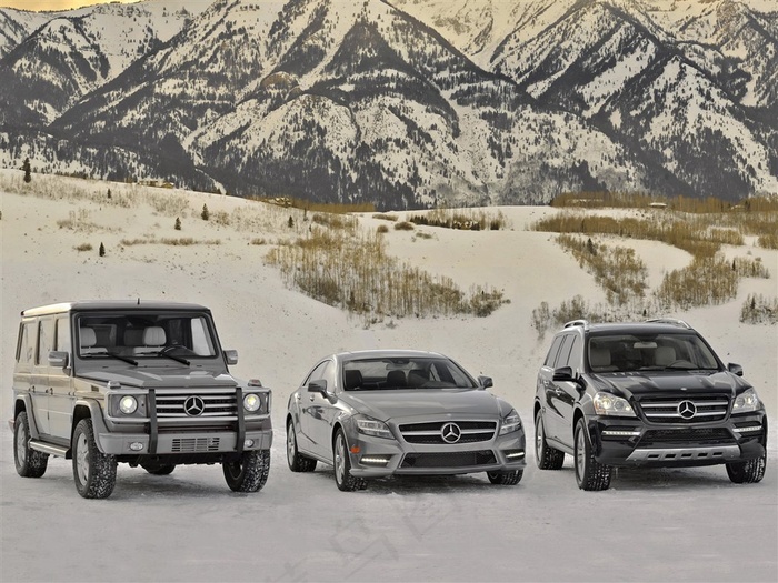 沙地上停放的奔驰汽车
