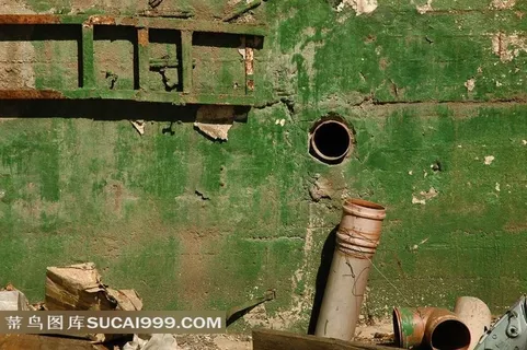 破旧墙壁边的水管