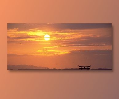 晚霞中的金色太阳