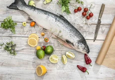 木质桌面上的鱼和食材高清图片 木质桌面上的鱼和食材高清图片