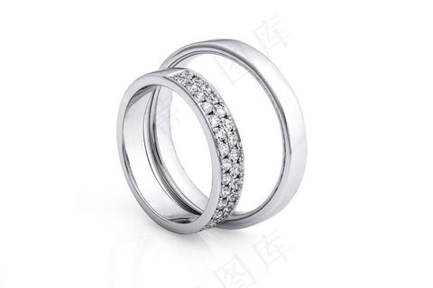 表面镶嵌着钻石的手镯摄影高清图片