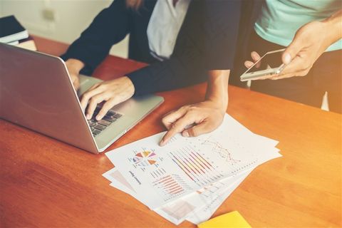 在写表格的工作人员