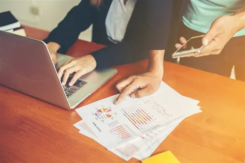 在写表格的工作人员 在写表格的工作人员