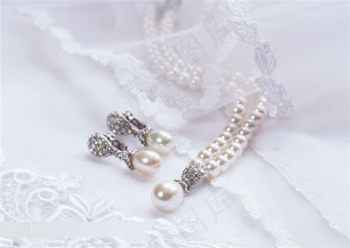 圆润的珍珠项链和耳钉