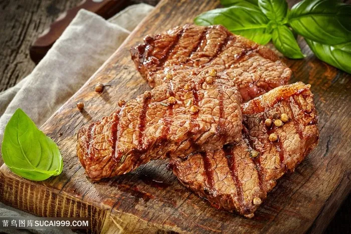 木板上的牛排图片