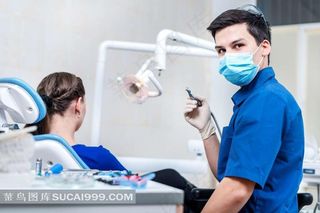 戴着口罩的男牙医